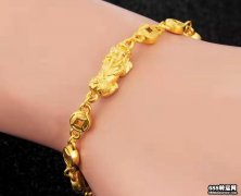 女生黄金貔貅手链佩戴图片